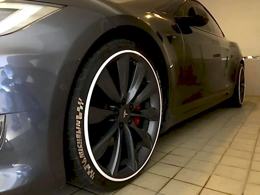 Tesla Dhaka wheel rim protection alloygator white color