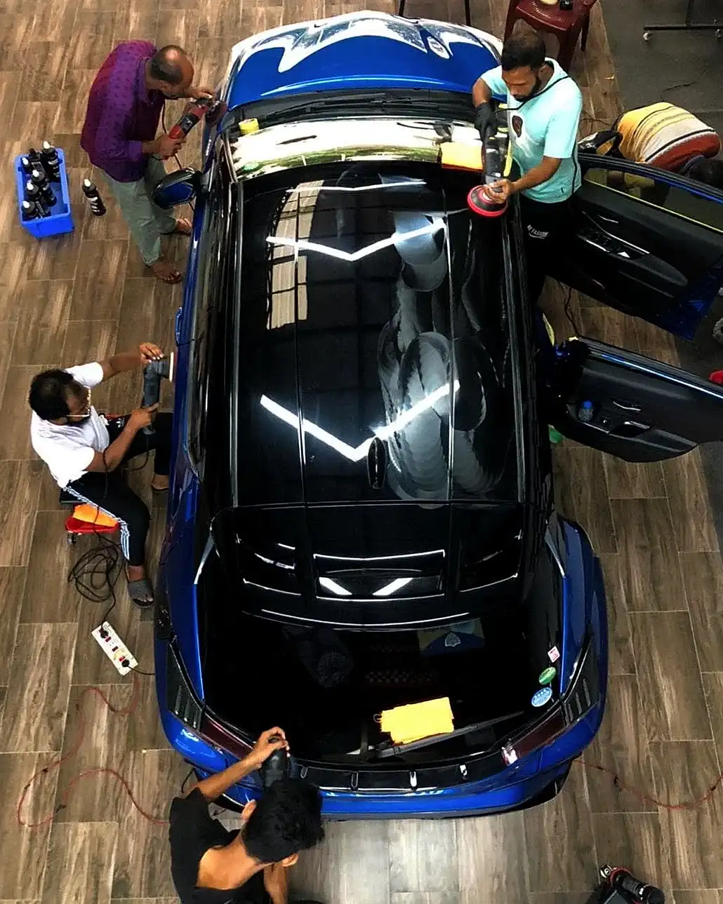 Services 14 People detailing a blue car top view